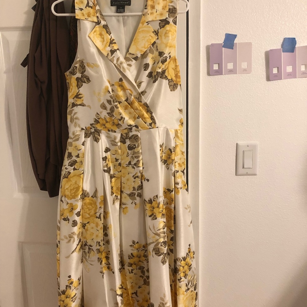 Dresses - Picture 5 of 6